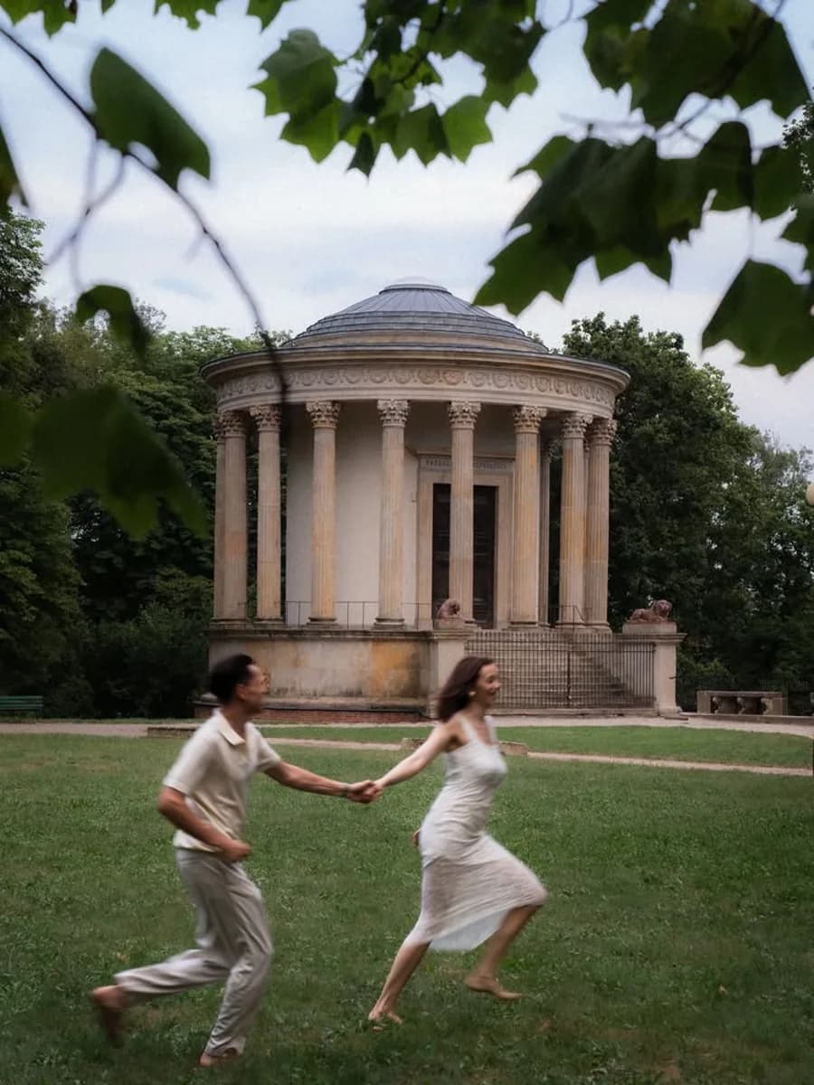 Kornelia i Jakub biegną przed świątynią w parku