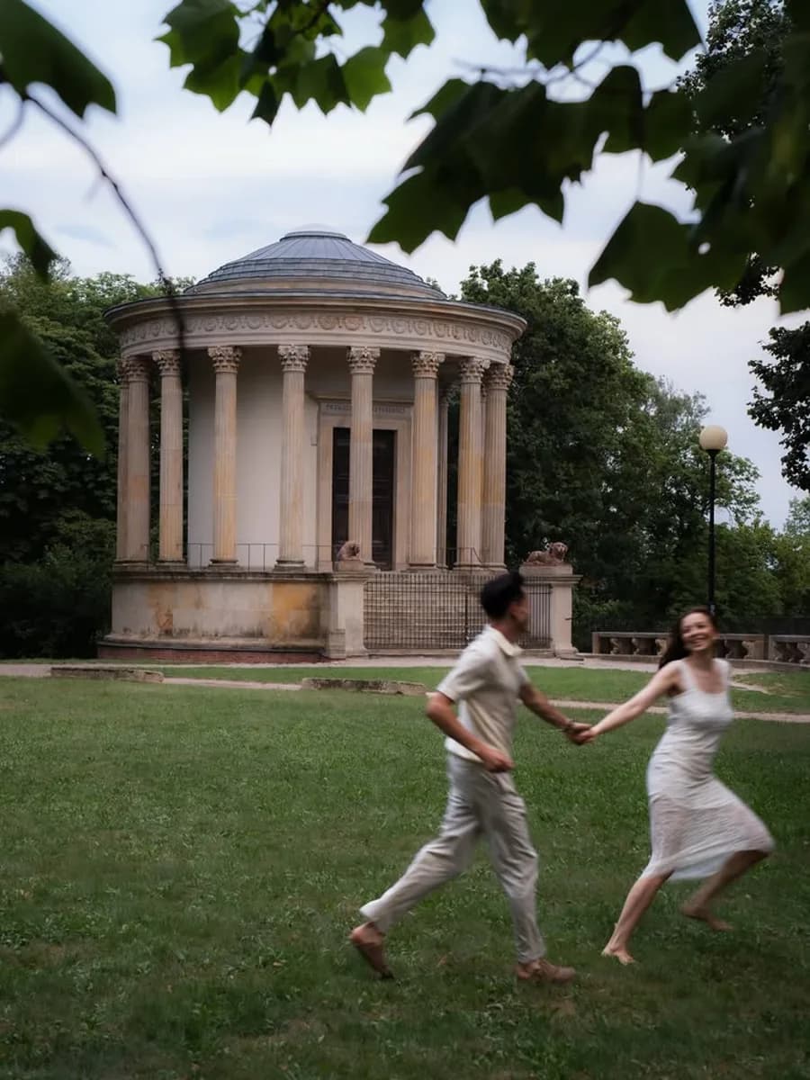 Kornelia i Jakub tańczą przed świątynią
